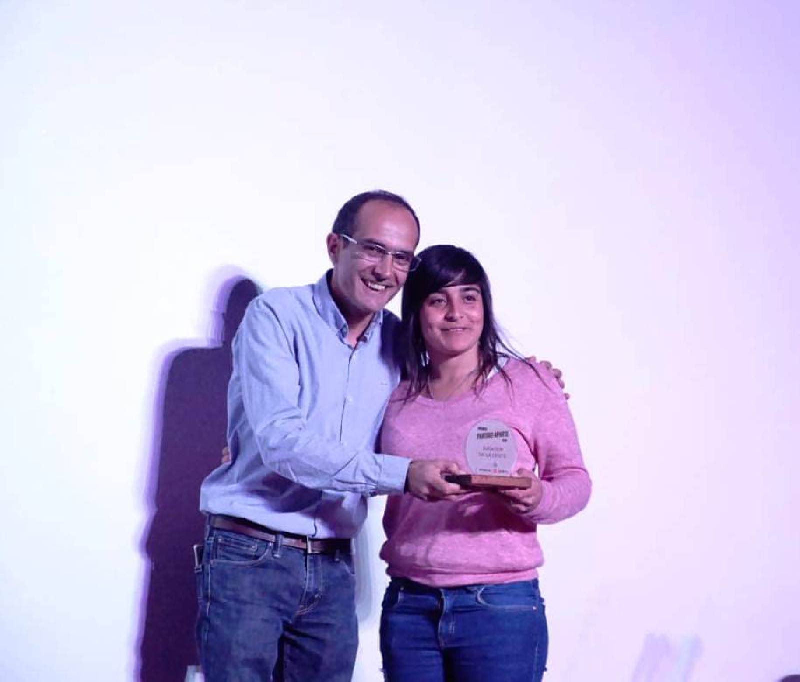  PISANO ENTREGÓ EL PREMIO PARTIDO APARTE A LA JUGADORA ELEGIDA POR LA GENTE