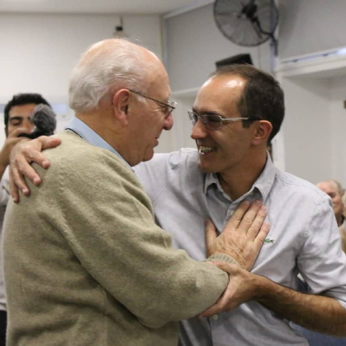 SE LLEVÓ A CABO UN HOMENAJE AL DR. SIRO FLORES POR SUS 50 AÑOS COMO MÉDICO