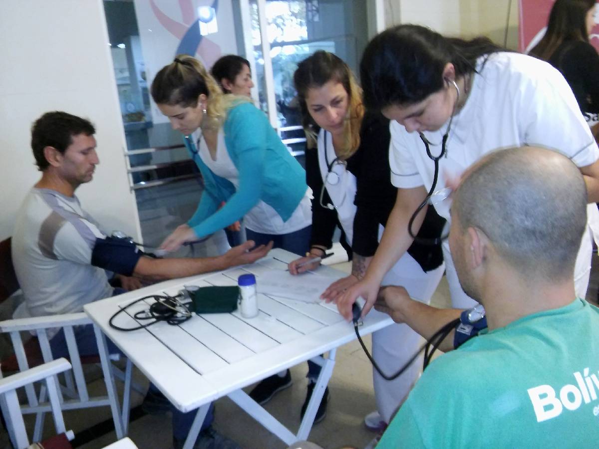 ESTUDIANTES DE ENFERMERÍA REALIZARON CONTROLES DE PRESIÓN