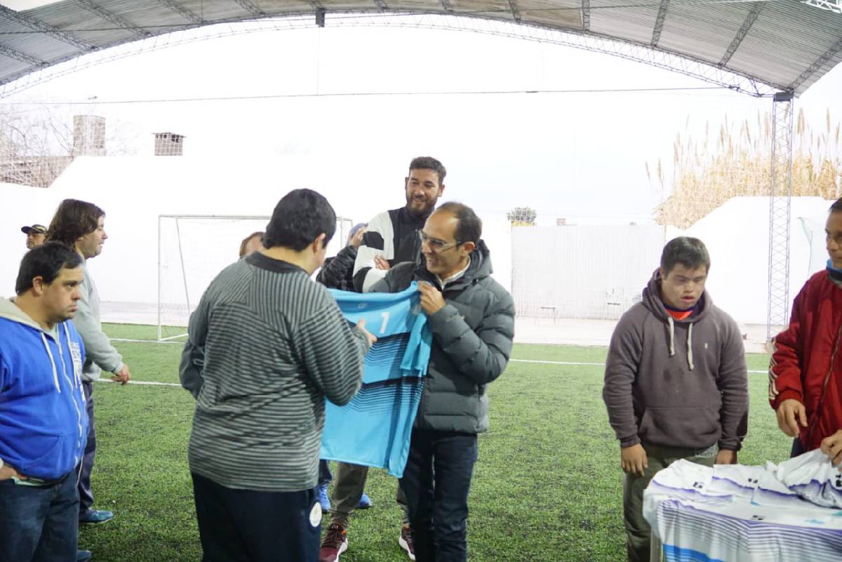 PISANO ENTREGÓ CAMISETAS A LOS EQUIPOS DE FÚTBOL DE PARADEPORTE