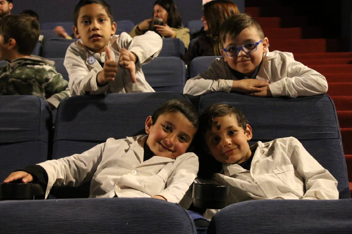 LAS ESCUELAS 11, 18 Y 40 DISFRUTARON UNA PELÍCULA EN EL CINE AVENIDA