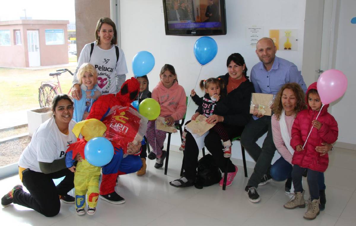 LA MUNICIPALIDAD ENTREGÓ REGALOS EN EL SERVICIO DE PEDIATRÍA DEL HOPITAL CAPREDONI