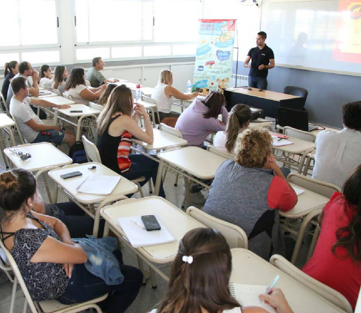 COMENZÓ EL CURSO DE ADIESTRAMIENTO CANINO QUE OFRECE LA MUNICIPALIDAD