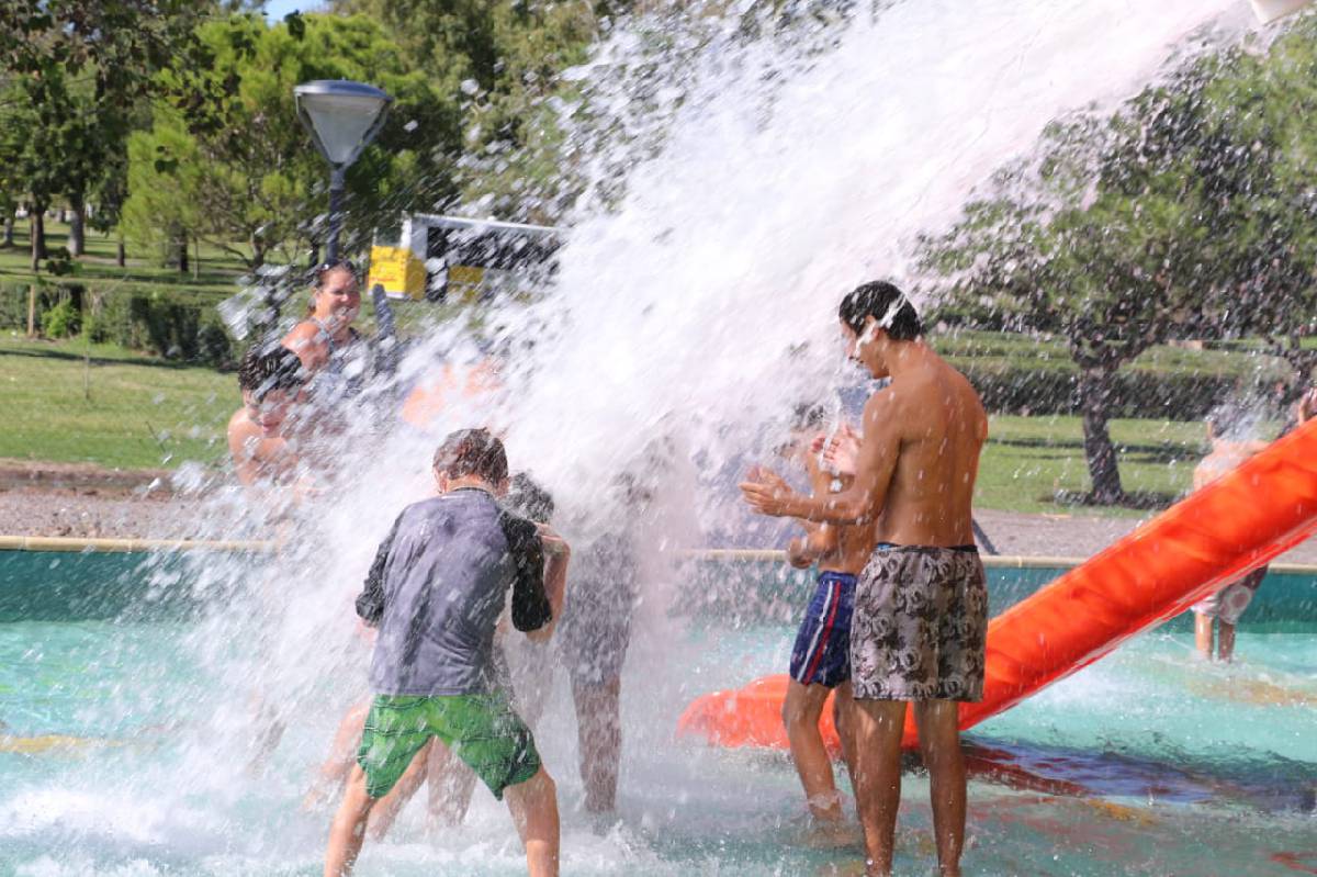 LAS ESCUELAS N° 501 Y N° 502 VISITARON EL PARQUE ACUÁTICO MUNICIPAL