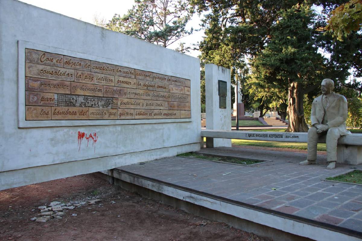 EL MUNICIPIO REPUDIA EL ACTO DE VANDALISMO AL MONUMENTO DEL EX PRESIDENTE RAÚL ALFONSÍN