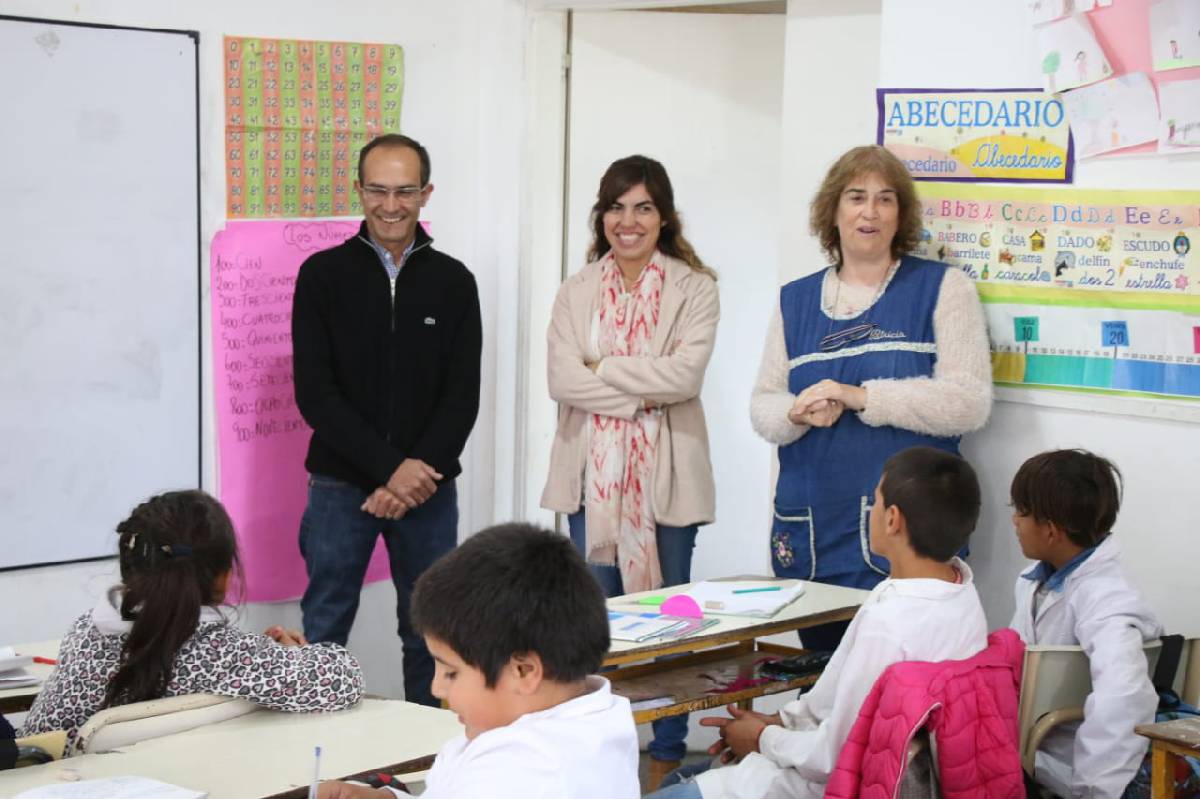 EL INTENDENTE PISANO ENTREGÓ PINTURA EN LA ESCUELA N°20