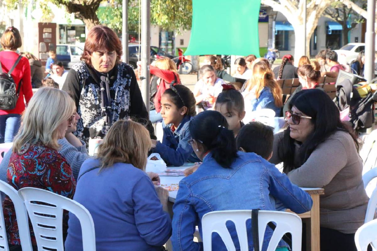EL PROGRAMA MUNICIPAL BIEN FAMILIA VISTIÓ DE FIESTA EL CENTRO CÍVICO