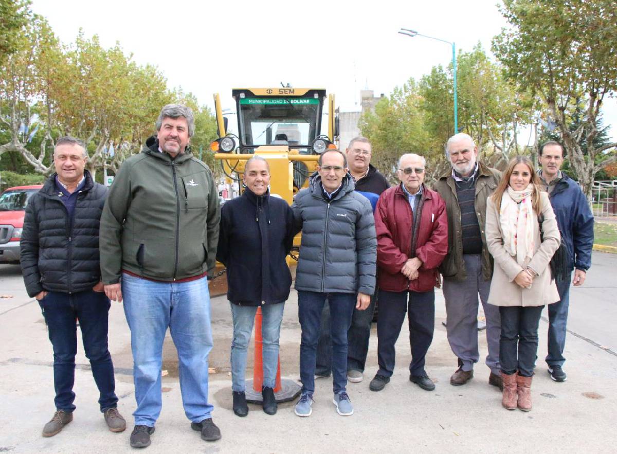 EL INTENDENTE PISANO PRESENTÓ UNA NUEVA MOTONIVELADORA