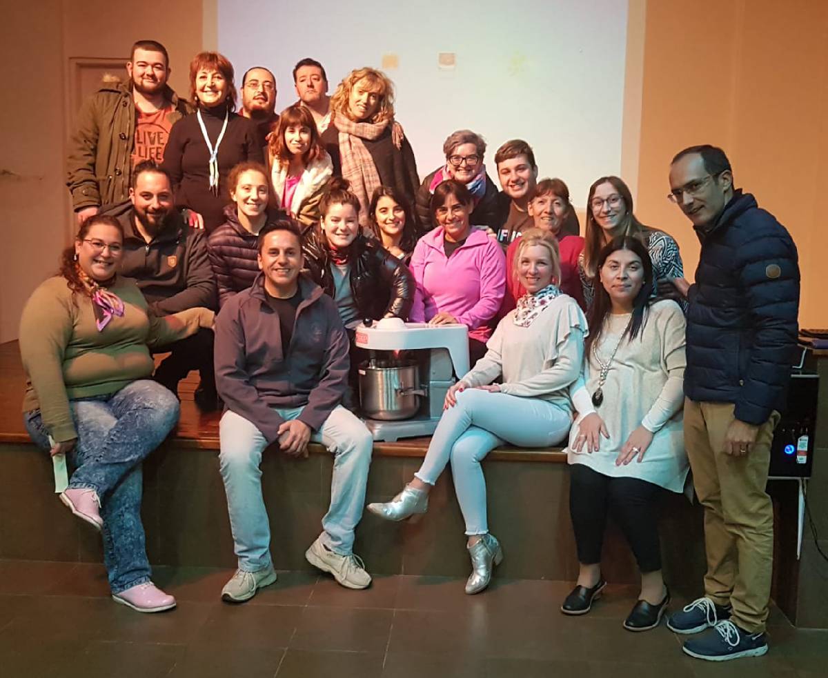 EL INTENDENTE PISANO ENTREGÓ MATERIAL A LOS ESTUDIANTES  DE GASTRONOMÍA DEL IJS