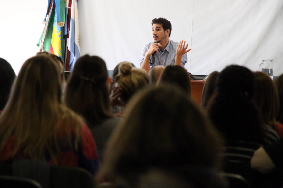 LA MUNICIPALIDAD BRINDÓ UNA CAPACITACIÓN SOBRE INFANCIA Y ADOLESCENCIA