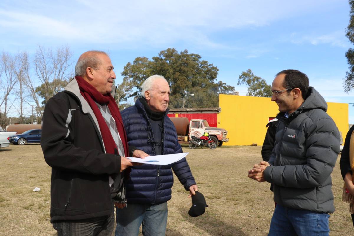 EL INTENDENTE PISANO ENTREGÓ LA RESOLUCIÓN NORMALIZADORA AL CLUB SANTA ANA