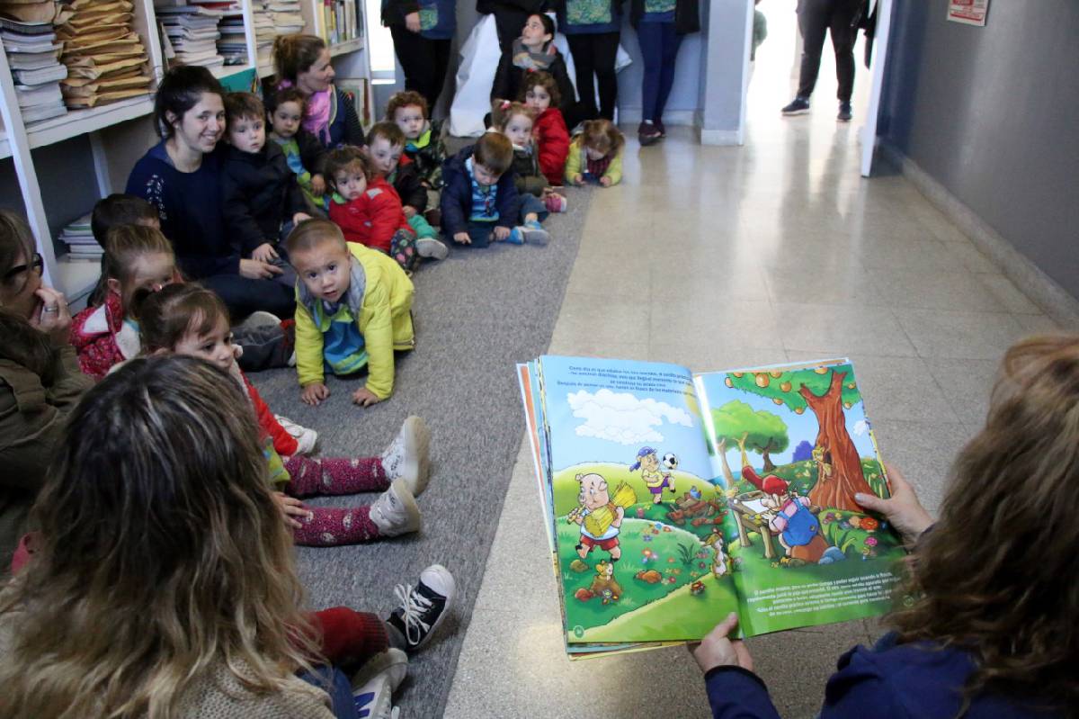 EL REINO DEL REVÉS VISITÓ LA BIBLIOTECA DEL CRUB
