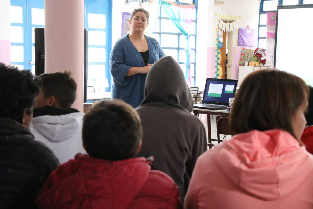 LA MUNICIPALIDAD BRINDÓ UNA CHARLA EN EL CEC N°802