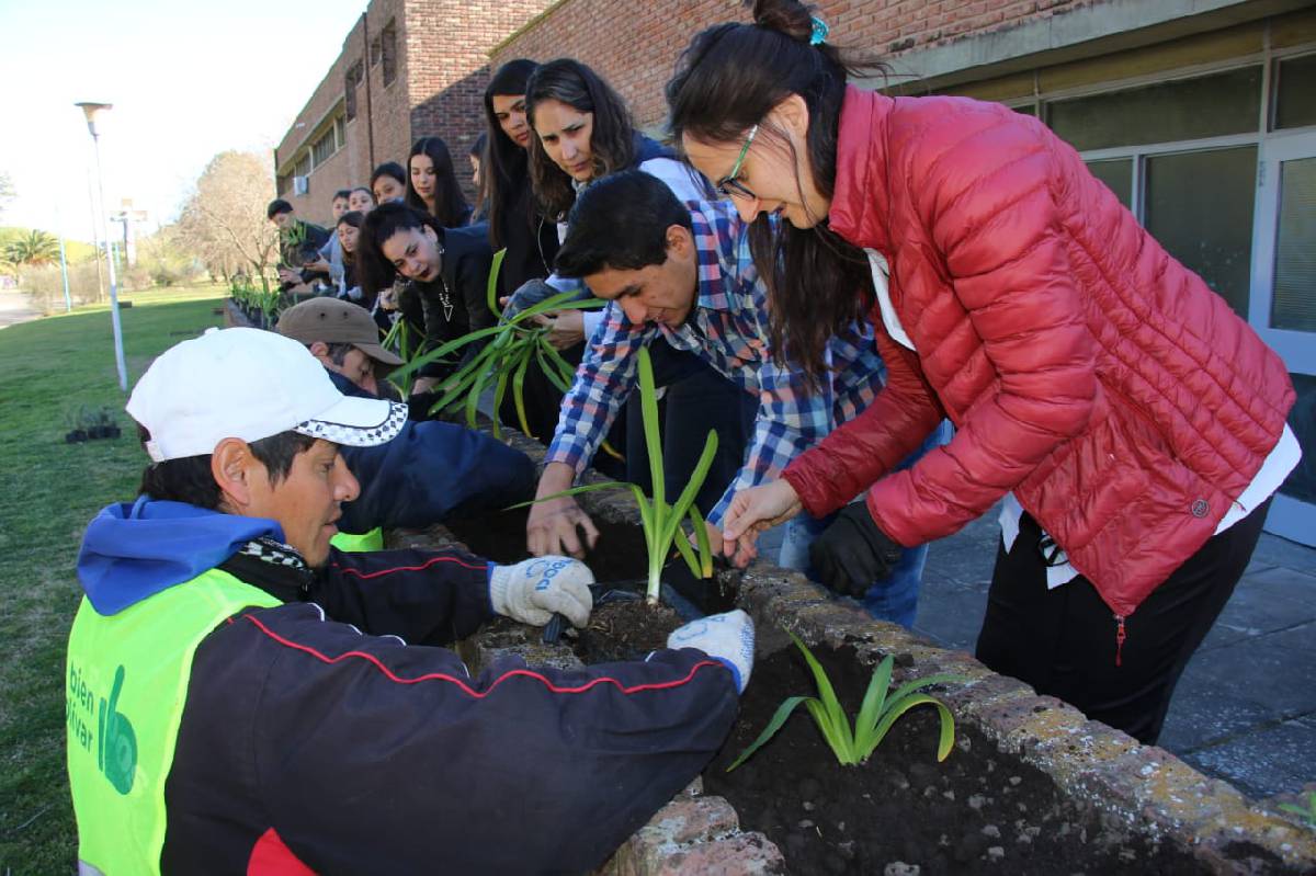 LA MUNICIPALIDAD REALIZÓ UNA FORESTACIÓN JUNTO AL COLEGIO NACIONAL