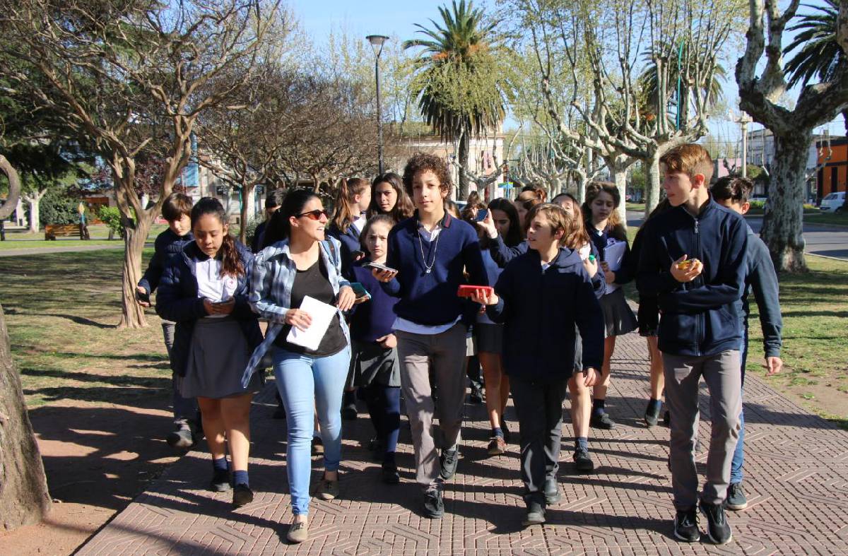 ESTUDIANTES DEL COLEGIO CERVANTES VISITARON LA MUNICIPALIDAD