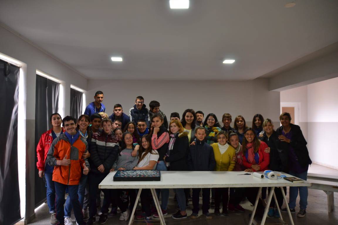 ESTUDIANTES DE LAS ESCUELAS N°501 Y 502 ELABORARON UNA BALDOSA POR LA MEMORIA