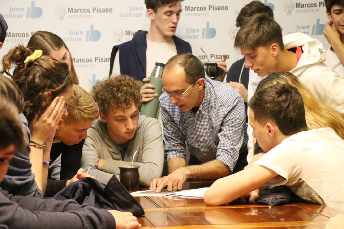EL INTENDENTE PISANO RECIBIÓ ESTUDIANTES DEL COLEGIO CERVANTES Y DEL JESÚS SACRAMENTADO