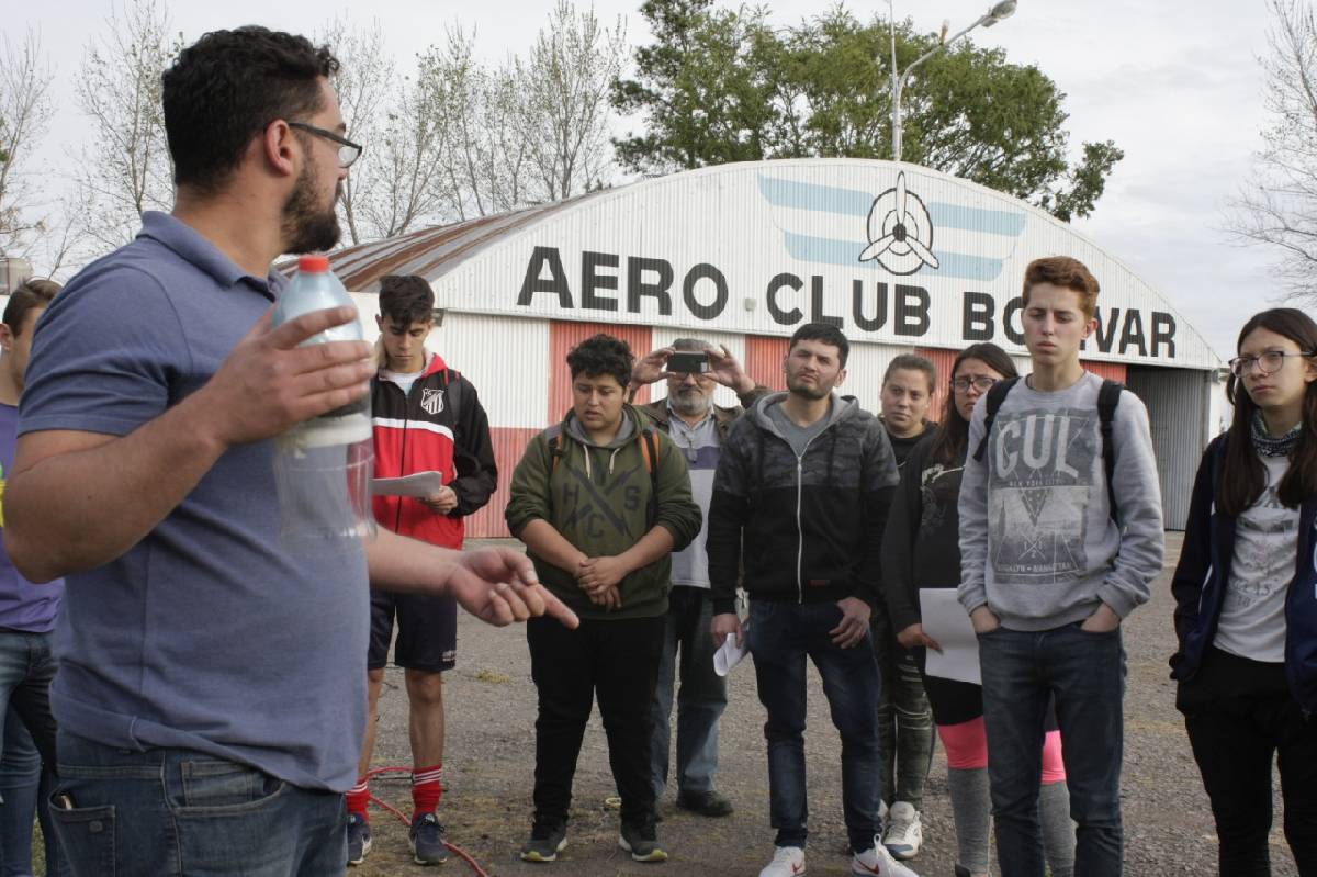 ESTUDIANTES DEL PROYECTO PREPARATORIA REALIZARON UN EXPERIMENTO EN EL AEROCLUB