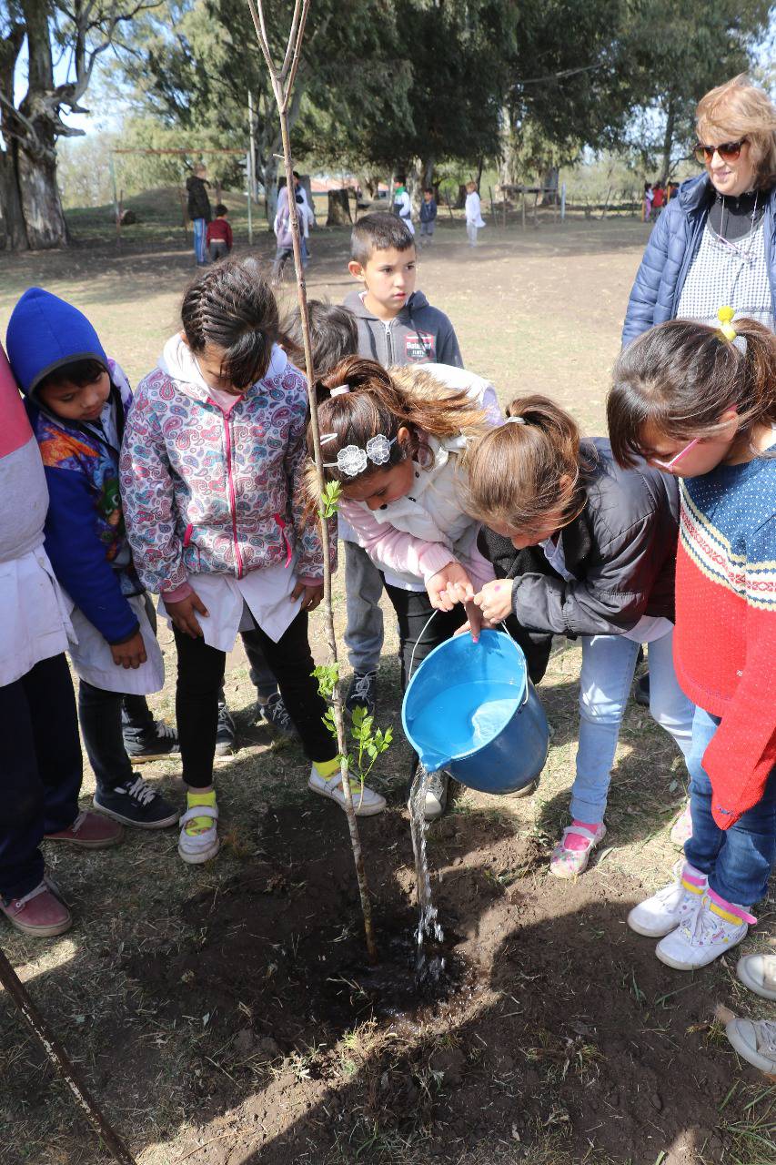 LA MUNICIPALIDAD JUNTO A LAS ESCUELAS Nº 20 Y AGRARIA TRABAJAN EN EDUCACIÓN AMBIENTAL