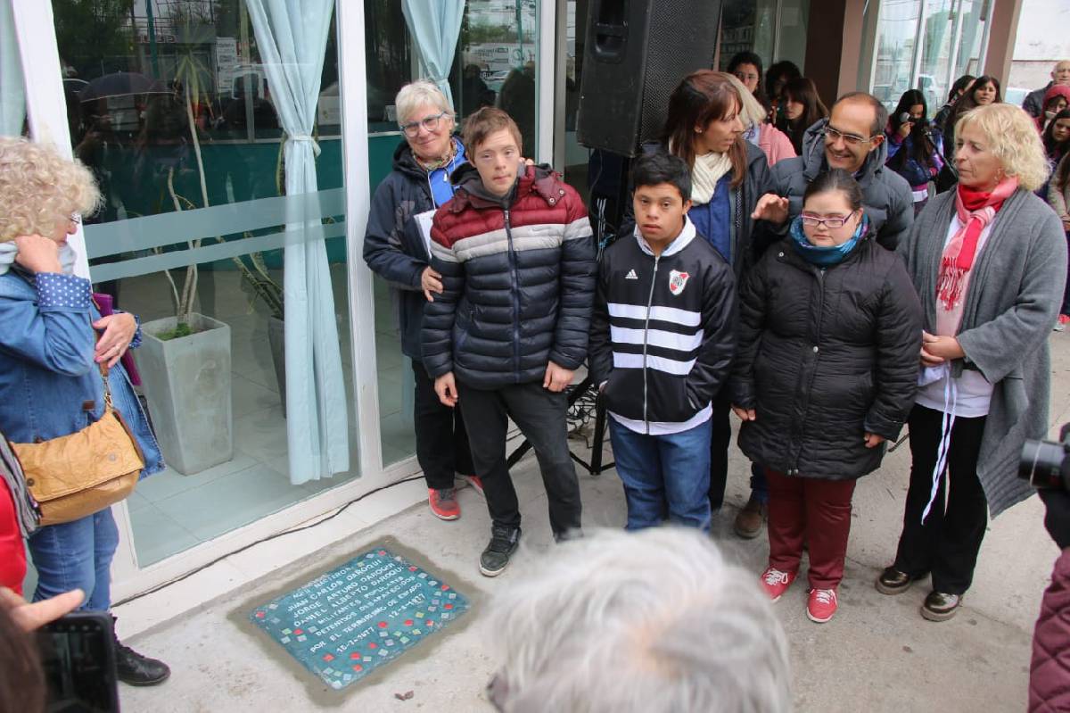 DERECHOS HUMANOS SE COLOCÓ UNA BALDOSA POR LA MEMORIA DE LOS HERMANOS DAROQUI