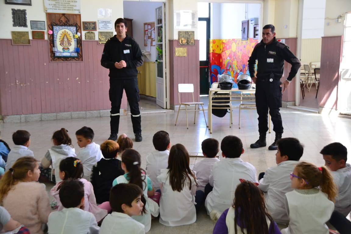 LA AGENCIA DE SEGURIDAD VIAL BRINDÓ UNA CHARLA EN LA ESCUELA N°13 DE PIROVANO