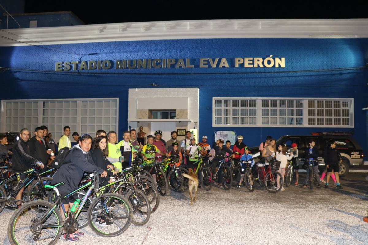 LA ESCUELA MUNICIPAL DE CICLISMO REALIZÓ UNA TRAVESÍA NOCTURNA