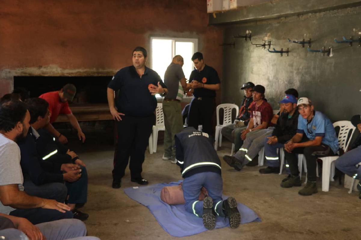 BOMBEROS VOLUNTARIOS BRINDÓ UNA CAPACITACIÓN AL PERSONAL MUNICIPAL