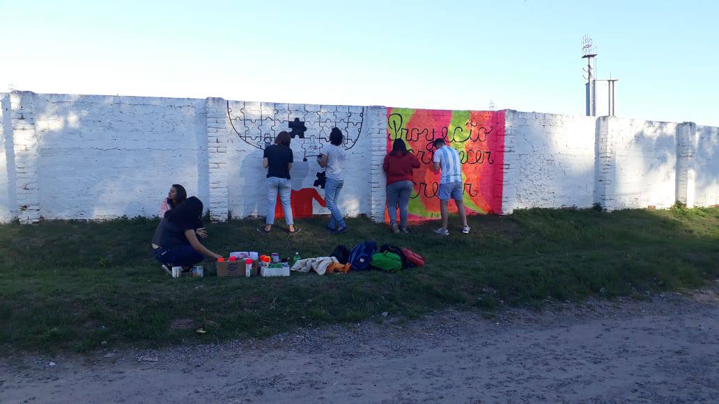 ESTUDIANTES DE LA PREPARATORIA PINTAN UN MURAL