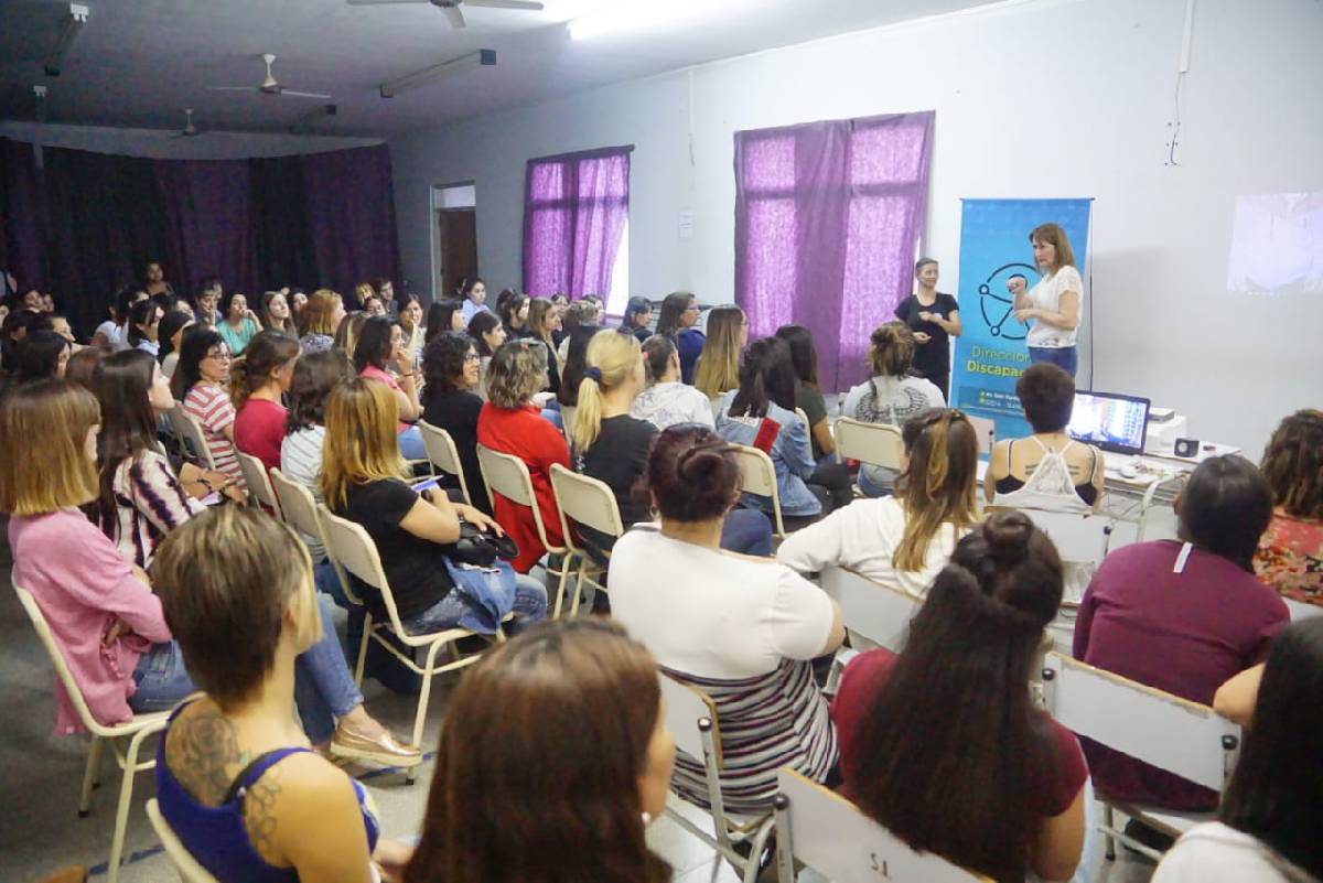 COMENZÓ EL CURSO GRATUITO DE LENGUA DE SEÑAS QUE BRINDA LA MUNICIPALIDAD