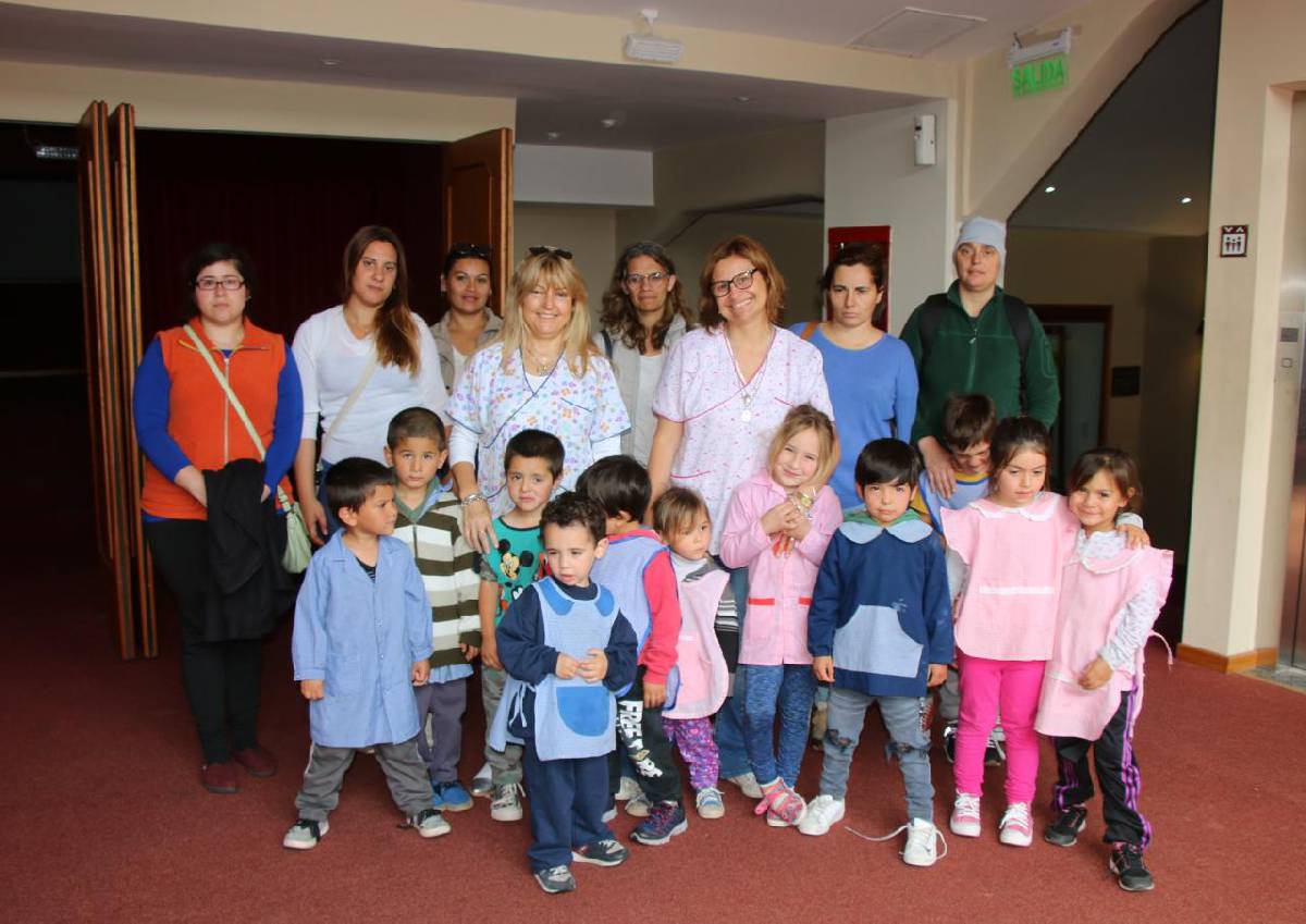 NIÑOS Y NIÑAS DEL JARDÍN N°906 DE HALE VISITARON EL CINE Y LA MUNICIPALIDAD