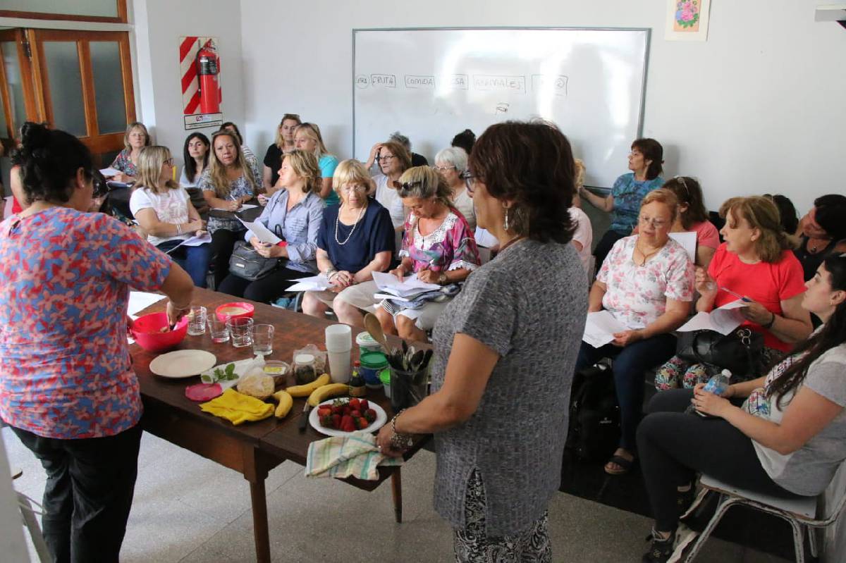 LA MUNICIPALIDAD BRINDÓ UN TALLER DE COCINA NAVIDEÑA SALUDABLE