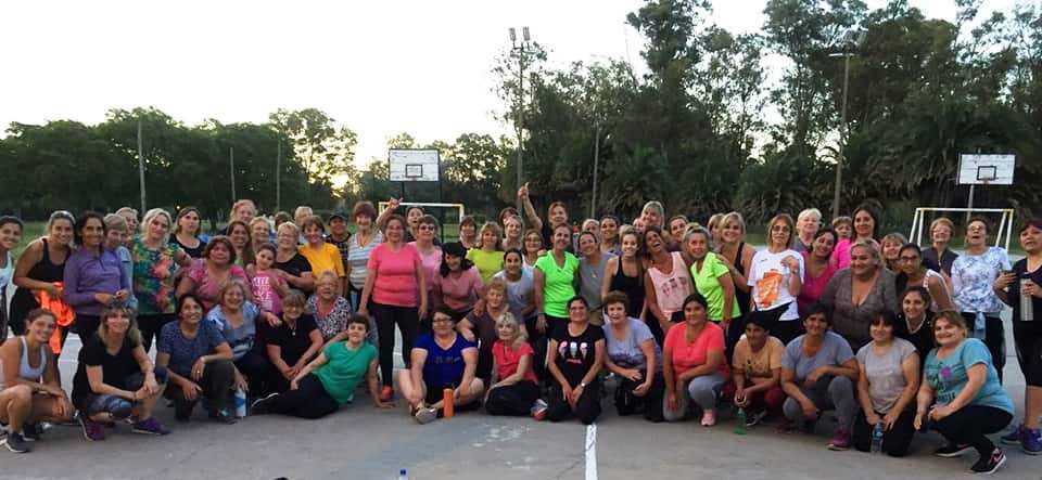 COMENZARON LAS CLASES DE RITMOS LATINOS EN EL PARQUE LAS ACOLLARADAS