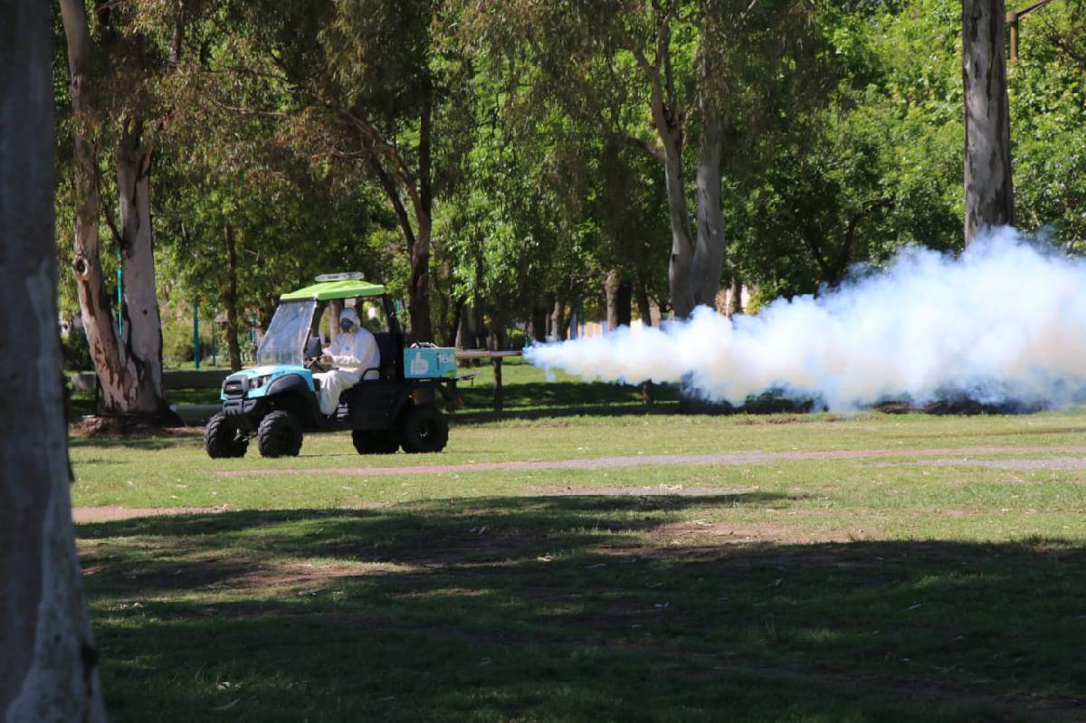 LA MUNICIPALIDAD CONTINÚA CON LA CAMPAÑA DE PULVERIZACIÓN EN LA CIUDAD