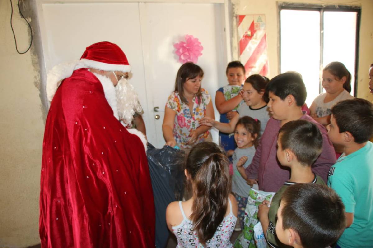 PAPÁ NOEL VISITÓ LOS CENTROS DE ATENCIÓN INTEGRAL