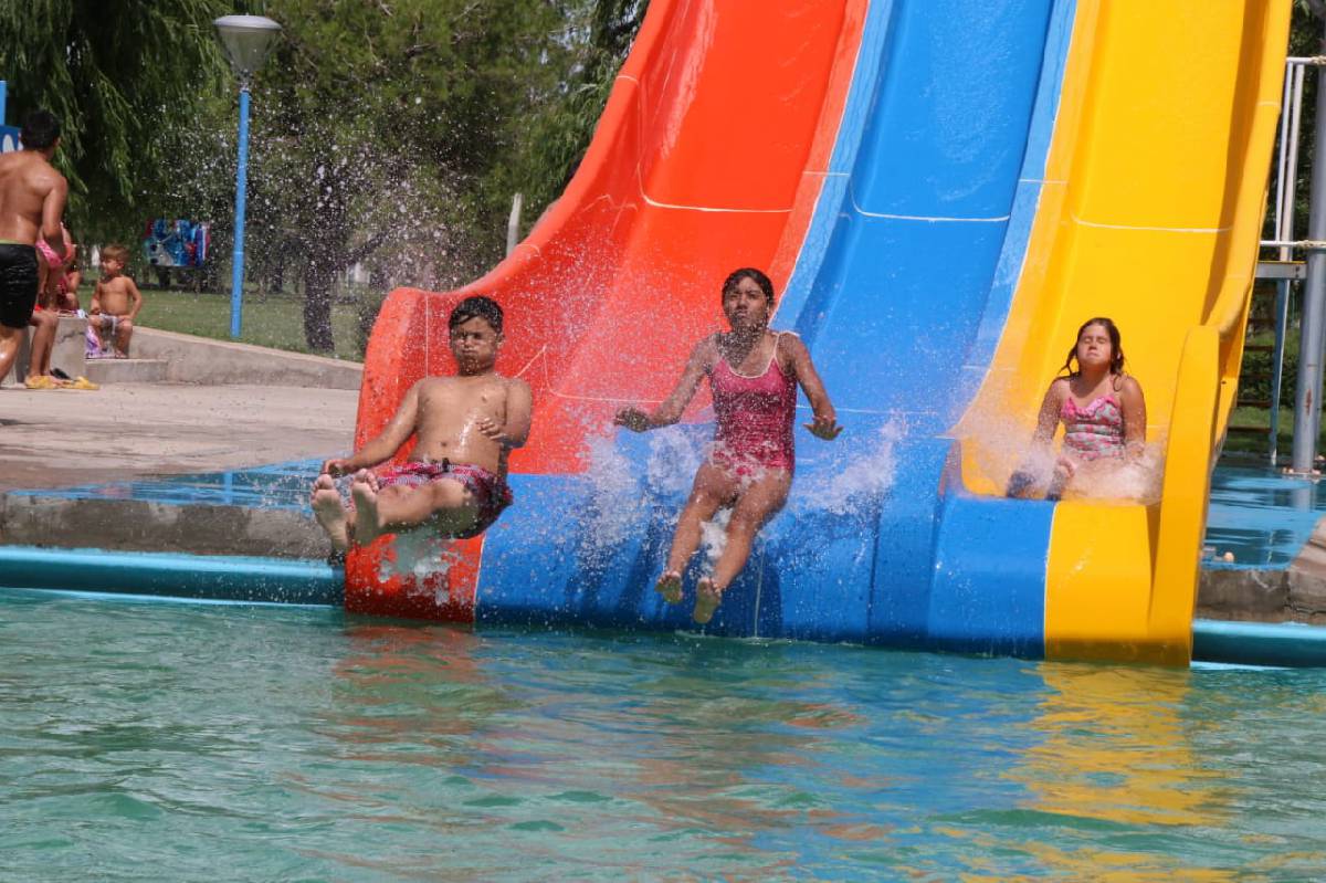 MÁS DE 100 NIÑOS Y NIÑAS DE DIFERENTES BARRIOS DISFRUTAN DEL PARQUE ACUÁTICO MUNICIPAL