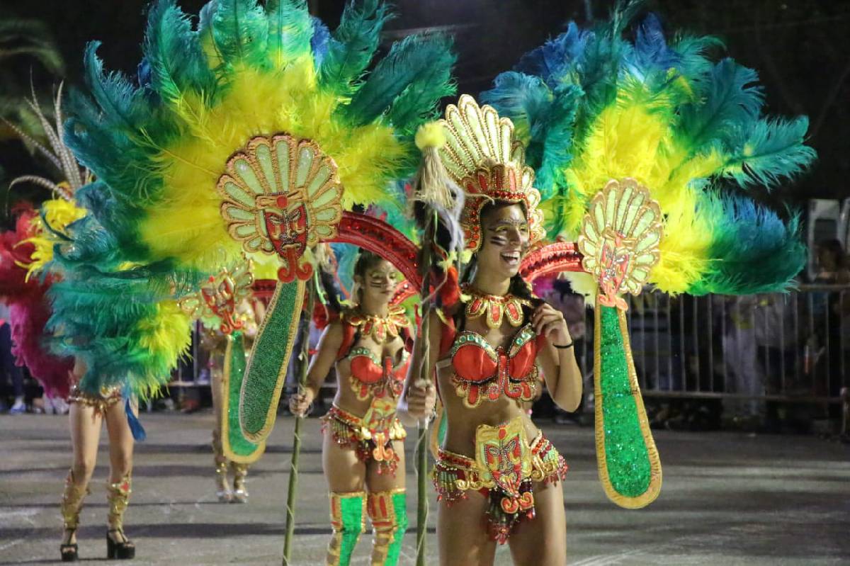 SE VIVIÓ UNA FIESTA EN LA PRIMERA NOCHE DE CARNAVAL