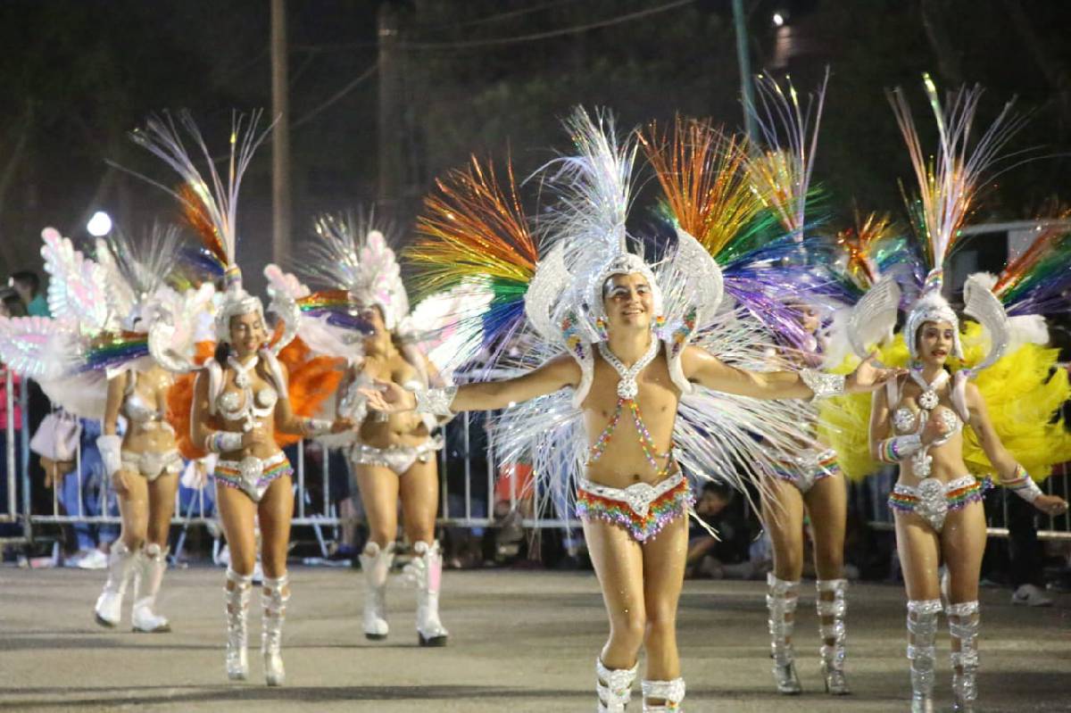 LA COMPARSA MIRÚ MIRÁ CERRÓ LA ÚLTIMA NOCHE DE CARNAVAL