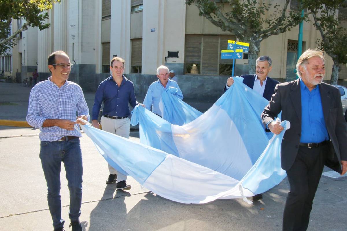 PISANO JUNTO A INTENDENTES DE MANDATO CUMPLIDO RINDIERON HOMENAJE A LA BANDERA NACIONAL