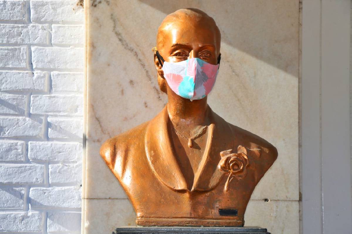 ESTATUAS Y MONUMENTOS DE LA CIUDAD AMANECIERON CON BARBIJOS CASEROS