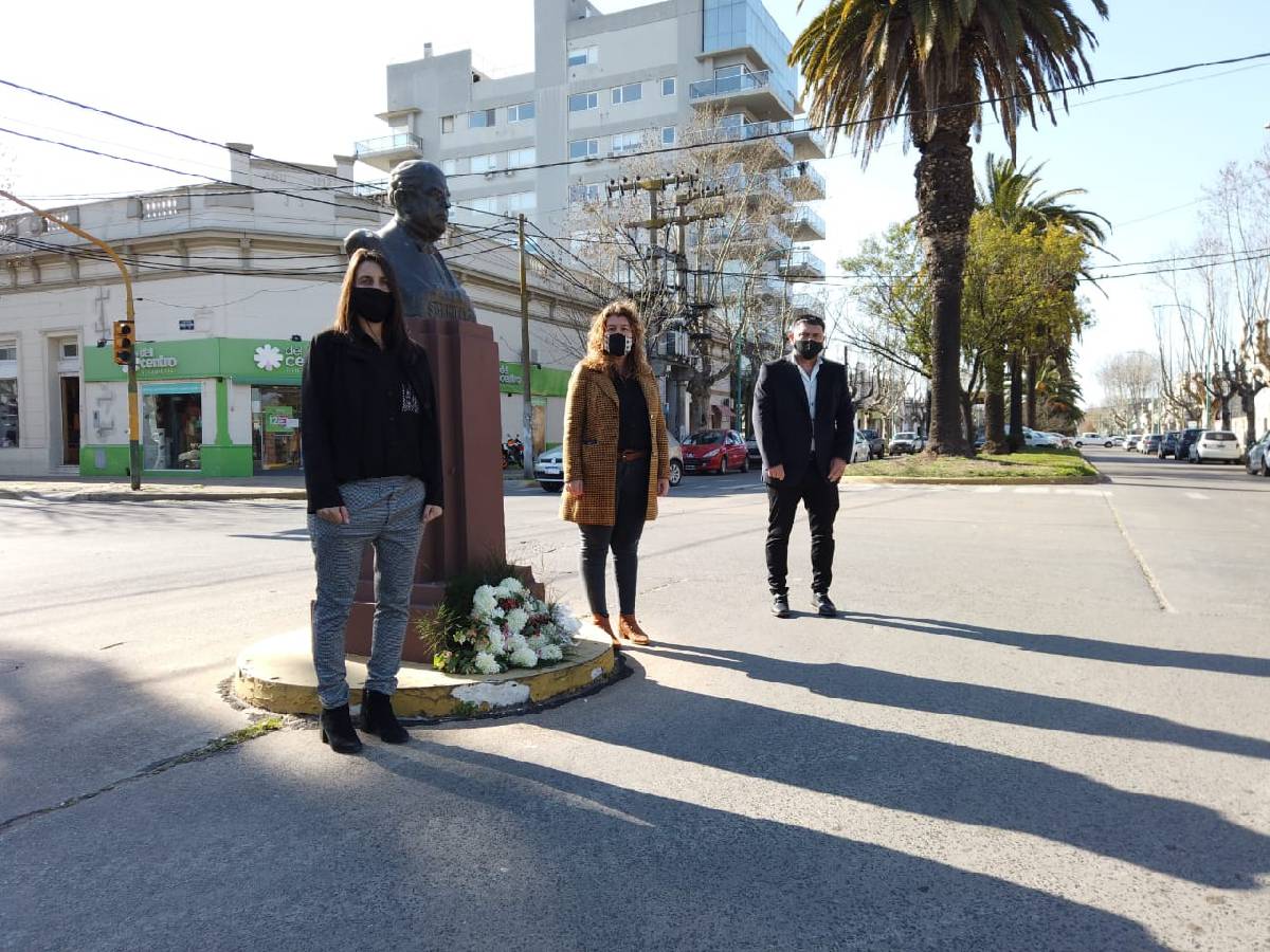 SE COLOCÓ UNA OFRENDA FLORAL PARA CONMEMORAR EL DÍA DEL MAESTRO