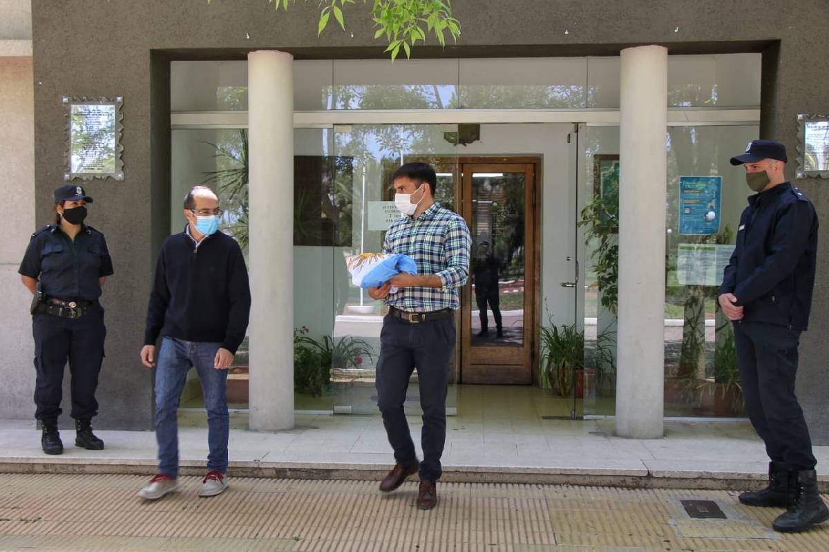 EL INTENDENTE IZÓ LA BANDERA NACIONAL EN EL 107°  ANIVERSARIO DE PIROVANO