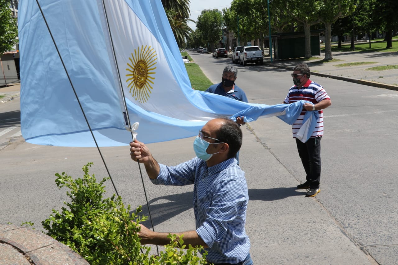 EL INTENDENTE PISANO IZÓ LA BANDERA NACIONAL JUNTO A VETERANOS DE MALVINAS