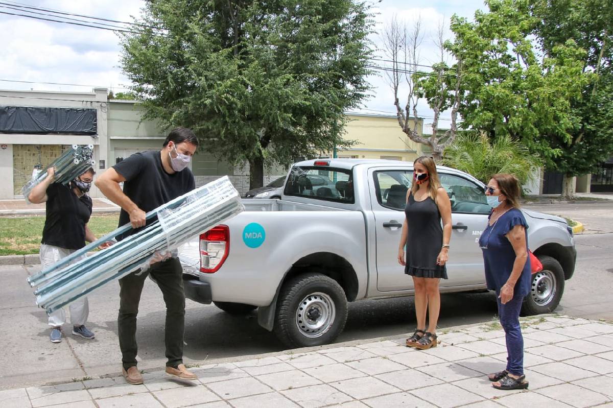 FERIANTES RECIBIERON NUEVOS GAZEBOS A TRAVÉS DEL PROGRAMA MERCADOS BONAERENSES