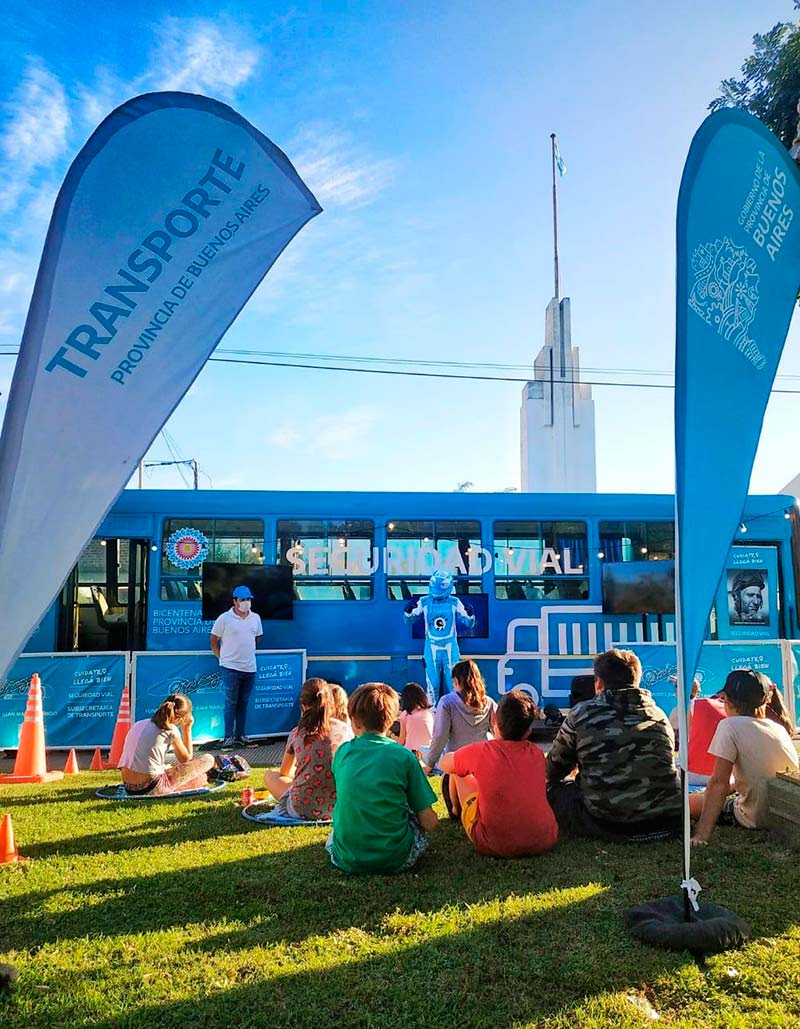 LLEGA A BOLÍVAR Y URDAMPILLETA PILOTO BA Y SU BUS ITINERANTE