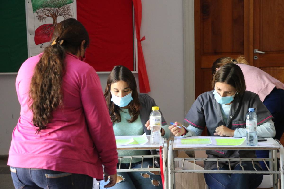 LA DIRECCIÓN DE DESARROLLO DE LA COMUNIDAD COMENZÓ CON LA ENTREGA DE KITS ESCOLARES