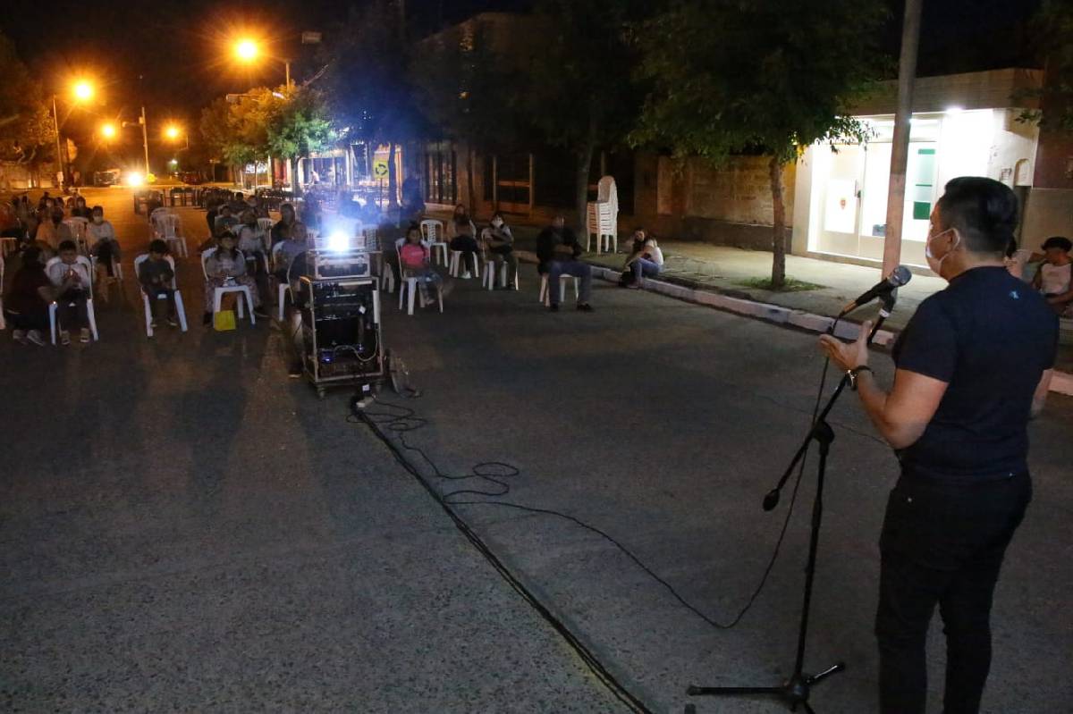 EL CINE MÓVIL LLEGÓ A LA LOCALIDAD DE URDAMPILLETA