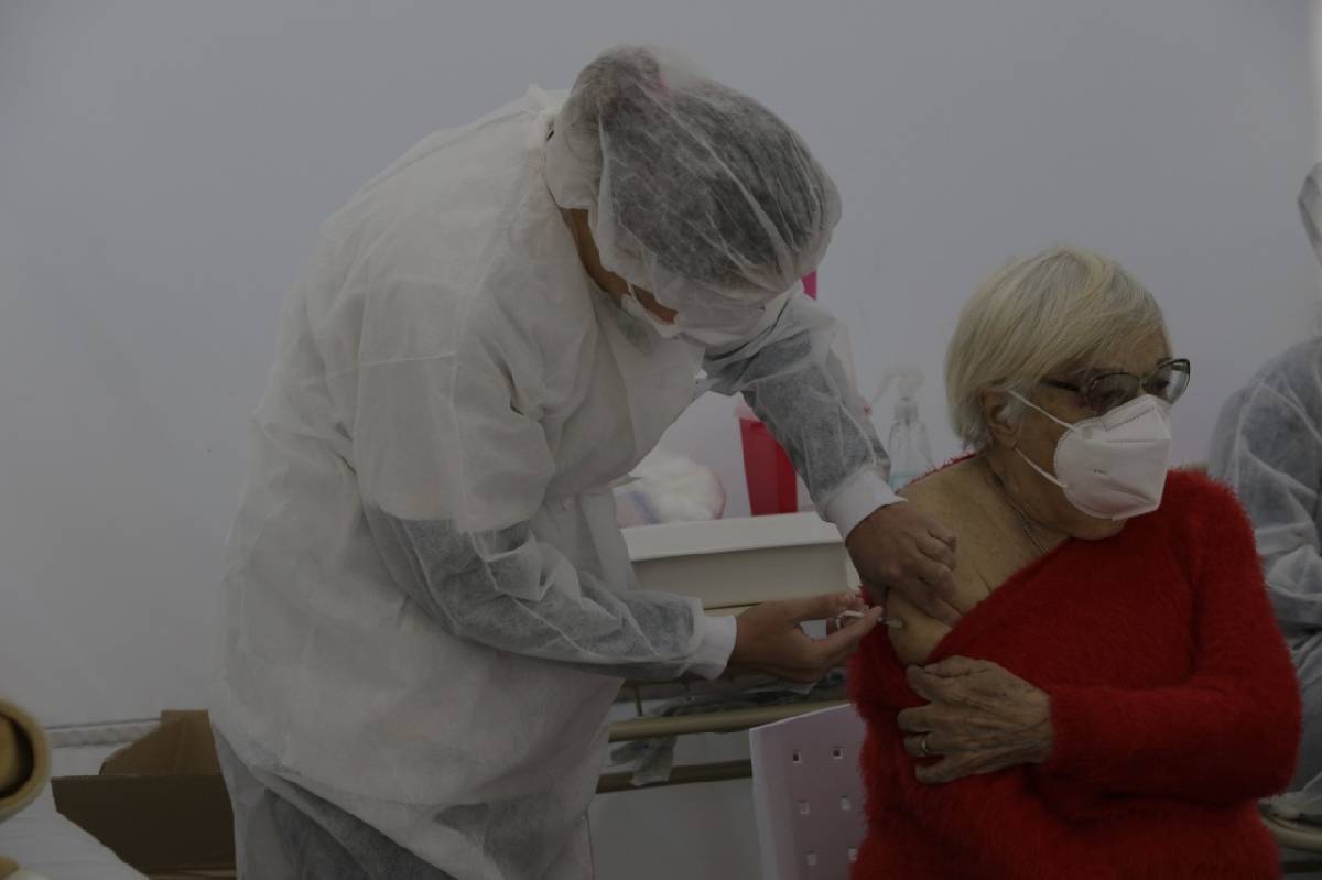 MAYORES DE 70 AÑOS PODRÁN APLICARSE LA PRIMERA DOSIS DE LA VACUNA CONTRA EL COVID SIN TURNO PREVIO