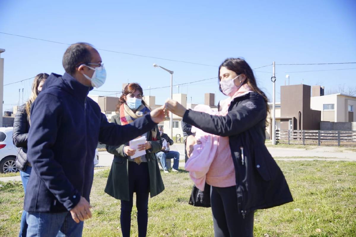 EL INTENDENTE PISANO ENTREGÓ 11 VIVIENDAS DEL DESARROLLO URBANÍSTICO PRO.CRE.AR