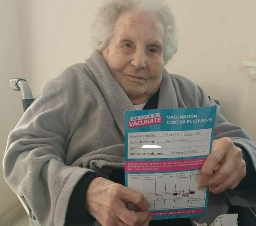 BLANCA TIENE 102 AÑOS Y RECIBIÓ SU PRIMERA DOSIS DE MANERA DOMICILIARIA