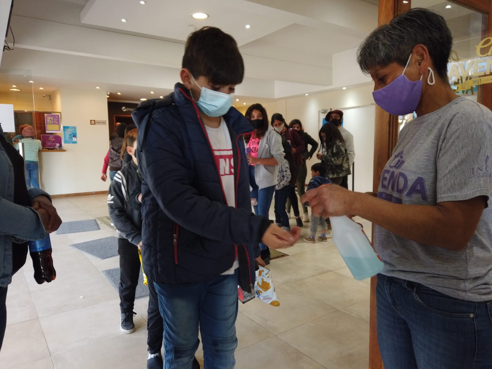 FAMILIAS BOLIVARENSES DISFRUTARON LA PROYECCIÓN GRATUITA DE LAS AVENTURAS DE HIJITUS
